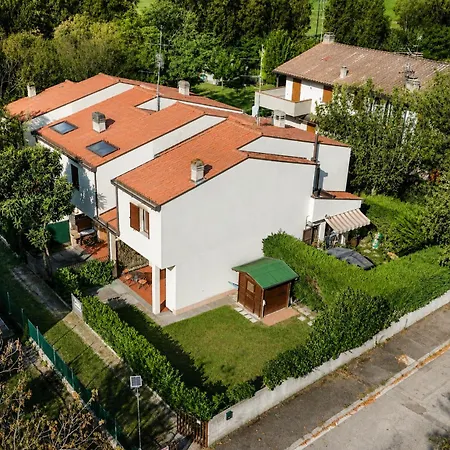 A 300m Con Giardino E Posto Auto アパート *